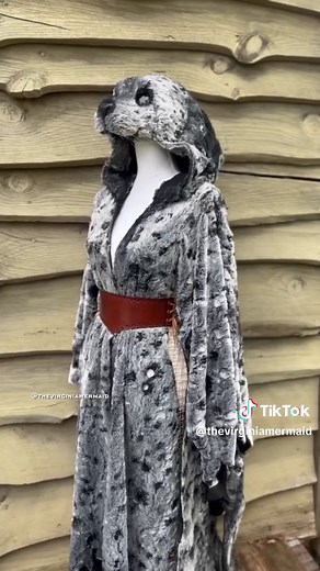 The Selkie Cloak: a passion project ten years in the making 🦭 Over my ten years as a mermaid, I’ve created a couple of selkie inspired photos to pay homage to my Scottish family. The most cherished of which was in 2019 with the assistance of my dear friend @classic_cherry and then again in 2021 with @finfolkproductions when they released a Song of the Sea inspired fabric tail. 🧜‍♀️ This year as a I celebrate a decade in this industry, I knew I wanted to complete some “bucket list” mermaid proj