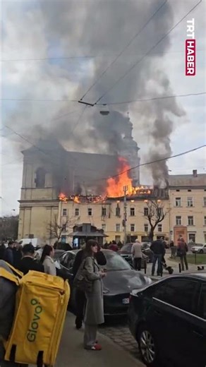 Rusya'ya ait bir İHA, Ukrayna'nın Lviv kentinde bir binayı vurdu