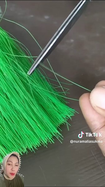 Cara Praktis Memasukkan Benang ke Jarum