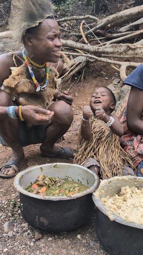 What the Hadzabe Eat Every Day in the Bush#Hadzabe #TraditionalFood #WildAfrica
