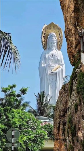 三亞南山海上觀音，108米聖像矗立碧海之巔！海天之間合十祈願，梵音輕繞，椰風拂面，心瞬間被溫柔填滿～登蓮臺俯瞰南海，浪花翻湧如誦經，光影流轉似佛光普照。來過才懂：所謂人間淨土，不過山、海、觀