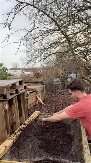 Compost anxiety is common. Urban composting often feels: • technical • risky • easy to get wrong But biology is not perfection-driven. It is adaptive. When compost systems require perfection, participation drops. Designing compost systems for real lives changes that. 📖 Full blog this week. ➡️ Part 3 tomorrow. #communitycomposting #soilregeneration #foodwaste #urbanliving #circularfood