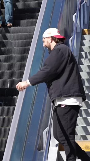 3.1M views · 173K reactions | Giving Strangers $$$ On The Escalator  | BigDawsTv | Facebook