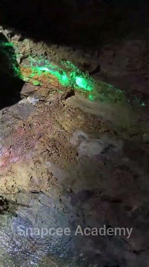 How a Spectroscope Discovered Helium from Sunlight | Science Explained | Snapcee Academy #shorts