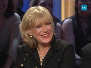 EX FAN DES SIXTIES. Sur le plateau de "Tout le monde en parle" en 2002, la chanteuse mythique Marianne Faithfull revient sur ces années folles dans le Swinging London : sa rencontre avec les Rolling Stones, le succès de la chanson "As Tears Go By", ses premières infidélités, la consommation de drogues... La muse a en effet eu une vie personnelle et professionnelle bien remplie ! | INA