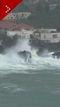 Grandi onde colpiscono la Sicilia: le immagini della mareggiata dalla costa di Acireale