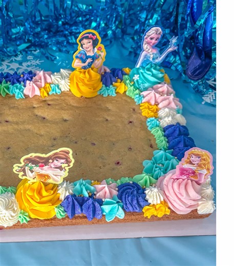 💖👑 A magical princess cake perfect for the birthday princess 👑💖 #joyfulbites #disneyprincess #cookiecake #birthday #bakery