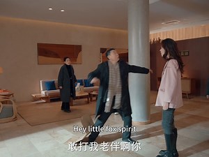 🎁The father-in-law and mother-in-law caught their son-in-law cheating downstairs at his company. 🎁岳父岳母公司楼下捉奸女婿 📍📺Drama：Rendezvous at Yunqiu Mountain 🤗Welcome to click and watch🙆‍♂ #云丘邂逅 #RendezvousatYunqiuMountain #Chinesedrama #hotdrama | 喵喵煲剧