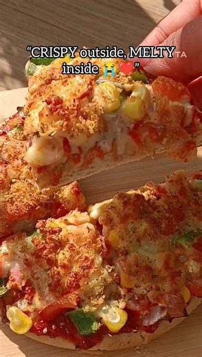 “Matlab ek slice banana tha… poora pizza pyaar me pad gaya 🤤🍕🔥#PizzaLovers #CheesePull #FoodReels#