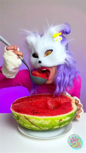 Un chaton fruitophile : La pastèque avant tout ! 🍉😻