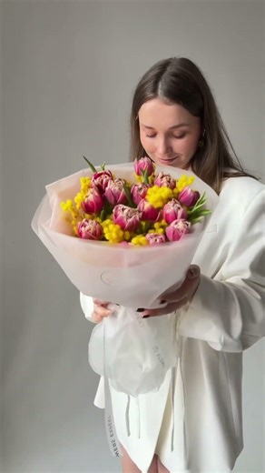 Букет из 15 пионовидных тюльпанов с итальянской мимозой "ITALIAN SPRING"