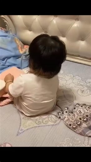 When kids do the funniest things 😂 You can’t stop laughing! 🥰🤣 #FunnyKids #KidsAreHilarious #BabyLaughs #CutestMoments #ParentLife | the.newparents
