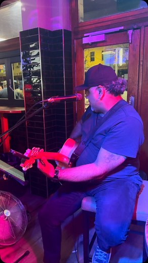 Pete Riley’s recent performance at the Pastoral Hotel in Dubbo was a showcase of his boundless musical talent. As a beloved local musician, Pete’s reputation precedes him, and for good reason, he’s one of the region’s most skilled and versatile artists. Often teaming up with fellow top-notch musician Jade Martin, their on-stage chemistry is electric. Having personally witnessed their high-energy performances at the Louth races, I can attest to their explosive stage presence. If you get the chanc