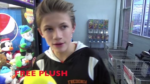 How To WIN A FREE Prize At The Claw Machine HACK!