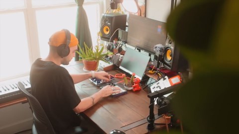 Synido TempoPAD Midi Controller Beat Maker Machine for Music Production, Portable USB MIDI Beat Pad Controller for Beginners with Durable Carrying Bag, 16 Backlit Beat Pad, 4 Assignable Knob