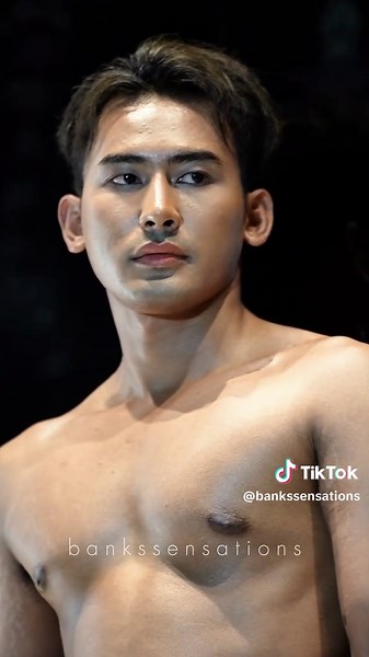 Thai Fashion Showcase: TKS12 Keng Roengchai Tobbid