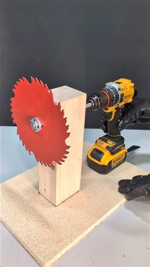 How to build a wood-cutting table for a cordless saw #shorts #tips