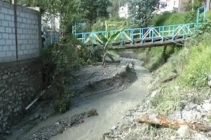 2.8K views · 33 reactions | Por desborde de quebradas e ingreso de agua en viviendas, varios sectores de la ciudad fueron afectados por las lluvias de este domingo. Tanto en el sur como en la parte norte, hasta este lunes 26 de abril, se continuaba retirando material de arrastre, ante la posibilidad de que la condición climática persista | Cadena Ecotel | Facebook