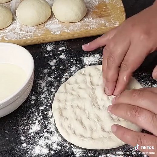 Tout le monde peut faire ce pain maison facile, même sans expérience‼️ Une recette simple, économique et incroyablement savoureuse, parfaite pour le petit-déjeuner ou le dîner 🥖😋 🧺 Ingrédients : 100 ml de lait tiède 200 ml d’eau tiède 1 càs de sucre 1 càs de levure boulangère 450 g de farine 1 càc de sel 2 càs d’huile Pour le mélange du dessus : 1 càs de farine 1 càs d’huile 3 càs d’eau 👩‍🍳 Préparation : Mélanger le lait tiède, l’eau tiède, le sucre et la levure. Ajouter la farine, le sel e