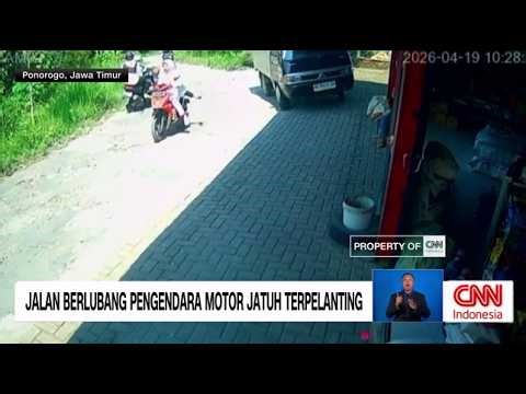 Jalan Berlubang, Penumpang Motor Terpelanting Jatuh