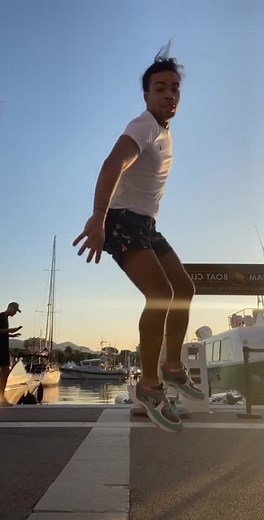 premiere video ! soyez gentil ! j’apprends à faire les montages et ensuite ça va peter 😂🕺#macintosh