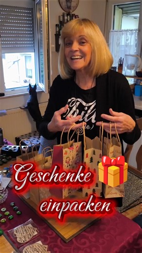 Claudi beim Geschenke einpacken #weihnachten #weihnachtsgeschenke