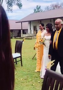 427K views · 10K reactions | හරිම ආදරණීය මොහොතක් 鹿 මනමාලයගේ ඇස්වල සතුටු කඳුළු 殺 | Bride&Groom.lk | Facebook