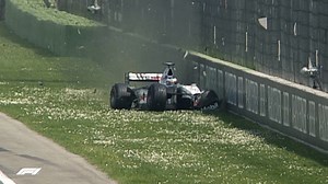 A jaw-dropping moment from Imola in 1999 as race leader Mika Hakkinen crashes out 💥 😮 | F1
