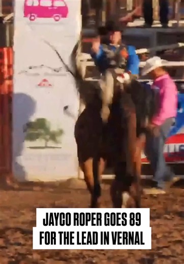 “Rocking the khakis” for an 89 on Wild Child 🤟 Jayco Roper took the lead after Night 1 of the Vernal’s Dinosaur Roundup Rodeo in Vernal, Utah. Roper, a 2-time NFR qualifier, is looking to climb the standings from his current position of No. 24. Watch Night 2 from Vernal on Cowboy at 9:30P ET Friday 📺 #rodeo #broncriding