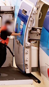 Always wondered how this was done 🤔 🛩️ | UNILAD