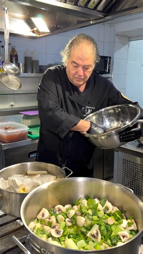 Το ακρογιάλι | Distinct flavors of the Mediterranean with a view of the endless blue 🌊 Απολαύστε πιάτα από τη μοναστηριακή κουζίνα, ορεκτικά, σαλάτες,... | Instagram