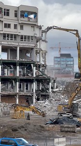 80K views · 472 reactions | Ještě jedno páteční video, kde je krásně vidět, jak stroj doslova „ukusuje“ kus budovy. Fascinující podívaná – připomíná vám to něco?裡 | BRNO today | Facebook