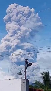 162K views · 2K reactions | PANOORIN: Ang pagbuga ng pyroclastic density currents o PDC ng Bulkang Kanlaon na kuha mula sa Moises Padilla, Negros Occidental. Ang PDC ay binubuo ng gas, abo, at volcanic particles, ayon sa PHIVOLCS. Kasalukuyang nakataas ang Alert Level 3 sa bulkan. (COURTESY: Nancy Soto, Red Cross volunteer Brgy 5, Poblacion, Moises Padilla, Negros Occidental) | GMA News | Facebook