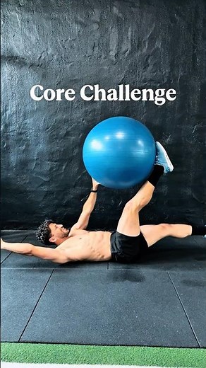 Stärke deine Körpermitte mit diesem effektiven Core-Workout auf dem Pezziball! #ajfitness #pezzi