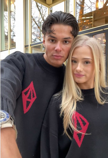 Explore Black Red - Sweater Collection