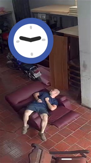 Captado en cámara de seguridad!#dormir #trabajo #fabrica #jajaja #sofa