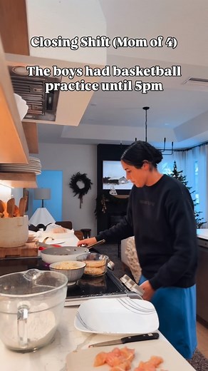 Closing Shift during these longer evenings. How are you all doing with time change ? 🫣 Hopefully the kids will adapt soon 😅. I don’t mind it being daylight earlier. But the early darkness is not for me! 😏 . . #closingshift #mennonitemom #daylightsavingstime #momof4 #homemaking #christmasdecor | LynetteYoder