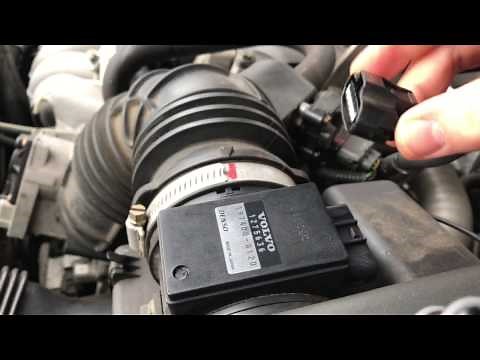 How to clean mass flow sensor with MAF cleaner Volvo V 70 DIY