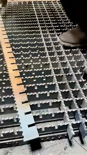 Full Process of Installing Iron Fence, Workers' Skills Are Super Proficient!