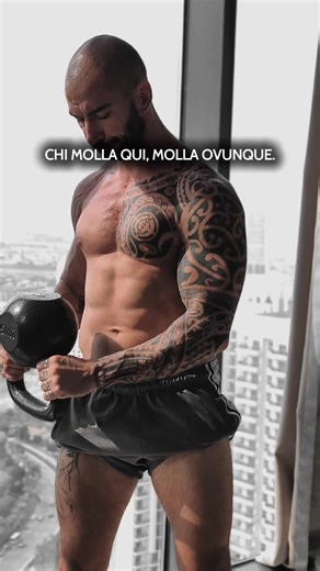 Non tutti sono pronti per questo. E va bene così. Perché questo lavoro non ti fa sentire forte, ti fa capire quanto controllo hai davvero. Presa in fiamme. Spalle che lavorano come devono. Core acceso dall’inizio alla fine. Qui non alleni il muscolo. Alleni la capacità di restare solido sotto fatica. Se pratichi arti marziali, sai esattamente di cosa parlo: quando sei stanco, compresso, senza fiato e devi comunque muoverti bene. Questo tipo di lavoro fa la differenza lì. Non serve caricare. Serv