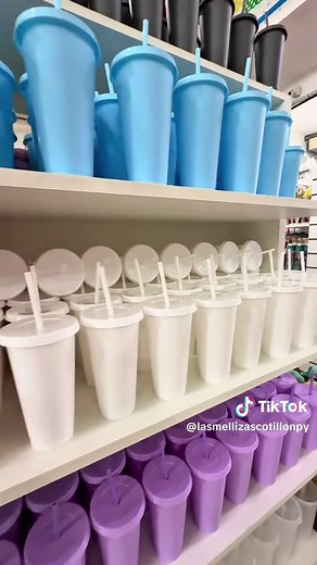 Vasos plásticos ideales para el verano junto a la pileta