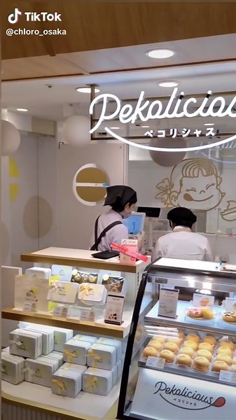 🫓 不二家と近鉄百貨店が共同開発した 新ブランド『ペコリシャス』1号店が 9月27日あべのハルカス近鉄本店に オープンしたとのことで見に行ってきました。 ネーミングも面白いし、このロゴも ペコちゃんの感じも入りつつオシャレですし、 これを考えた人センスの塊ですね😍 定番商品のペコちゃんのほっぺをパワーアップさせて 新発売。 栗入りモンブラン（300円）とミルキー&カスタード（200円）を頂きましたがとても美味しかったです。 百貨店のケーキ売り場の値段が恐ろしいことに なっている中、リーズナブルなのも庶民にとっては ありがたいです😁 これも1つのリブランディングなんでしょうね😊 【リブランディングとは】 既存のブランドを活かしつつ、 時代や顧客ニーズの変化に対応するため その価値や見え方などを再構築すること。 ブランドの魅力やアピール力を蘇らせる施策。 #ペコリシャス #不二家 #あべのハルカス近鉄本店 #大阪 #天王寺グルメ #創業113年 #老舗洋菓子店 #新ブランド #ここでしか手に入らない #ペコちゃんのほっぺ #ペコちゃんのほっぺpremium #限定スイーツ #安定の