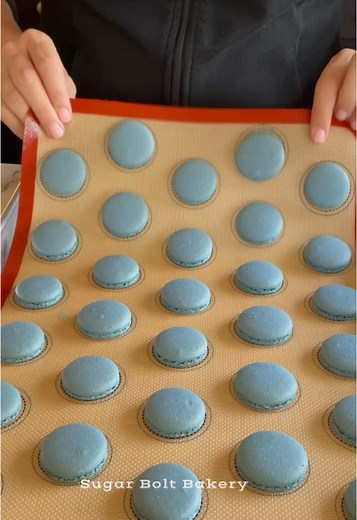 Italian macarons make any day better. This is so satisfying to do! #macaron #italianmacarons #macarons #bluefood