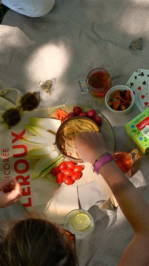 Apéro au soleil ? On a l’ingrédient qui change tout ! ☀️ Une touche de chicorée dans un houmous, une boisson fraîche, un cake salé… la chicorée vient booster vos moments gourmands en plein air ! On vous partagera bientôt les recettes. 👀 Conseil d’ami : vous pouvez même glisser nos infusions dans votre panier… elles sont parfaites pour chiller après la tapenade. Et vous, la chicorée en plein air, vous l’avez déjà testée ? Racontez-nous vos moments gourmands en vadrouille 🌿 | Chicorée Leroux
