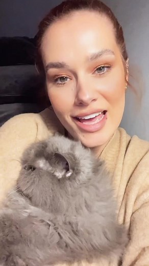 95K views · 4.8K reactions | Tic Tac Tic Tac. Promit să lansez piesa asta joi. Vă pup din lumea mea! ❤️ | Feli | Facebook