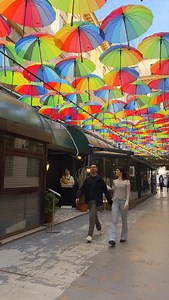 Cosa fare in sole 48h a Bucarest 🗺️✈️ 🧖🏻‍♂️🧖🏻‍♀️ Passa la giornata in totale relax alle terme più grandi ed economiche d’Europa 🗡️🥩 Cena al ristorante medievale Excalibur 🎨🥞 Colazione al Gran Café Van Gogh ⛪️ Visita il Monastero Stavropoleos ⛱️ Passa per Umbrella Street 📚 Libreria Carusel 🛖 Visita il museo a cielo aperto Dimitrie Gusti 🏙️ Cena sul grattacielo al ristorante Nor Sky Salva il video per il tuo prossimo viaggio a Bucarest ⤵️ #bucarest #romania #itinerario #viaggiarelowcos