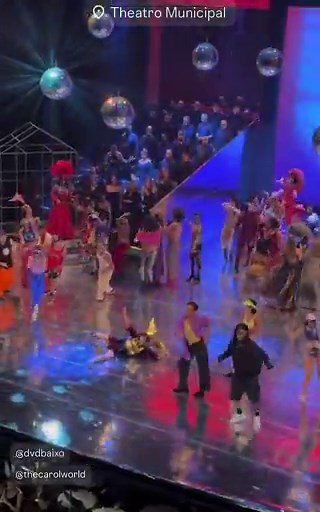 Minha esposa: vc é ignorante, precisa se aculturar maisEu no meu primeiro dia no Teatro Municipal: