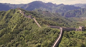 In 1984, 76-year-old He Haixia ascended the Beijing section of the Great Wall. Beholding the prosperity of the country, the artist could barely contain his pride. He was determined to compose an ode of praise to this grand architectural project in brilliant blues and greens. #TheVibe #CGTNArt | China Plus Culture