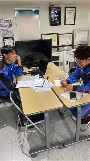 ネッツトヨタ広島【公式】 on Instagram: "2025年12月 エンジニア検定２級試験 こんにちは！ネッツトヨタ広島です！🚙 今回は自動車の故障を修理するための技術・知識を習得するために実施しているエンジニア検定2級試験の様子をご紹介します💼✨ 自動車の修理では部品を交換する技術だけでなく、不具合個所を見つけるための“診断”が重要です🚗より高度な技術・知識が必要になるため、エンジニアは日々実習に取り組み、合格を目指して切磋琢磨しています！ 日々努力し、成長しているエンジニアを間近で見ていると心強く、率直に嬉しいです！🔧 今後もスタッフの活躍に期待です！ #ネッツトヨタ広島 #トヨタ #トヨタ好きな人と繋がりたい #車好きと繋がりたい #自動車整備士 #カーライフ #学びの時間 #研修 #検定 #試験 #感謝 #成長 #笑顔"