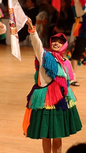 124K views · 1.9K reactions |  El #CarnavalDeArapa estalla en color, música y alegría en cada paso.  Movimientos festivos y trajes vibrantes que celebran la abundancia y la unidad andina. #BrisasdelTiticaca #CulturaViva #DanzaPeruana #FolklorePeruano #Perú #AltiplanoPeruano #Puno | Brisas del Titicaca Asociación Cultural | Facebook